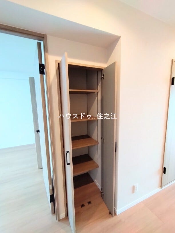 廊下にも収納がございます。収納豊富です。