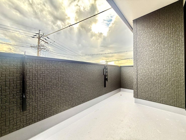 ◇バルコニー◇
南側に面したバルコニーですので1日を通して明るいです。陽の光がたっぷりと降り注ぎますのでお洗濯物もよく乾きそうですね。日中の最も洗濯物干しに適した時間帯を最大限に活用できます。