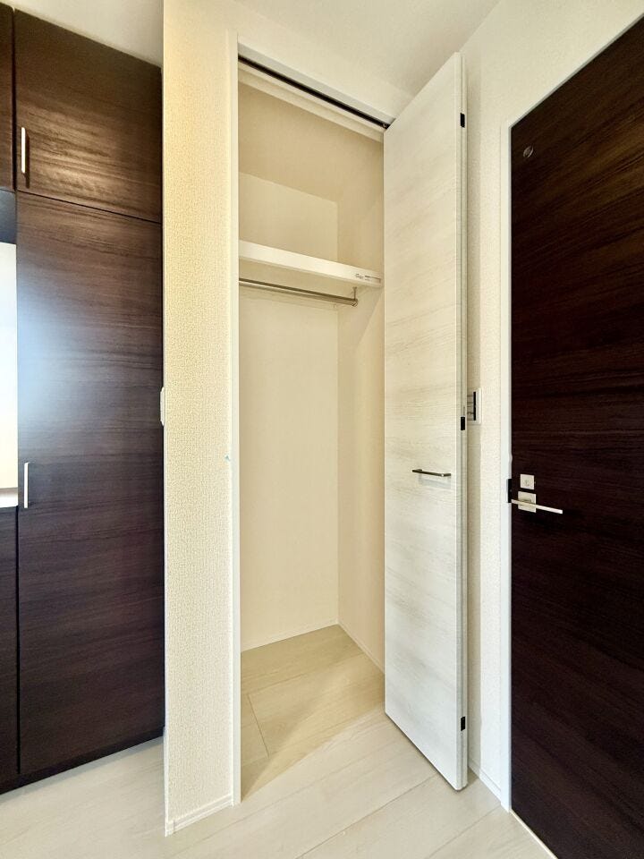 ◇収納◇
1階廊下の収納スペースです。文具やDIY工具といった生活道具、日用品の買い置き、新聞・雑誌など古紙の一時置き、掃除用品などだけでなく、外出時に使用するコートなども掛けて収納いただけます。