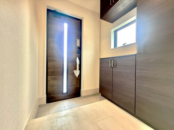 ◇玄関◇
明るく温かな雰囲気で家族の帰りや来訪者を出迎えてくれる玄関です。2人並んでも靴を履ける広さが、忙しいお出かけ前には嬉しいポイントになるかと思います♪