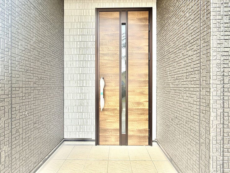 ◇エントランス◇
スリット窓のある木目調の玄関扉が魅力的です。玄関周りはその家や家族を映し出す、家の顔。どこまでも明るく快適でありたいですね。ダウンライトも設置されており暗い夜でも明るく照らします。