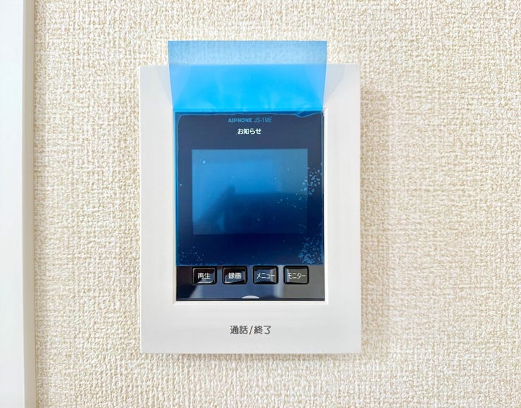 ◇TVモニター付インターホン◇
TVモニターで訪問者を確認してから会話することができますので、安心して対応していただけます。また、姿を見られたくない空き巣や不審者が嫌がるため防犯効果も高まります。