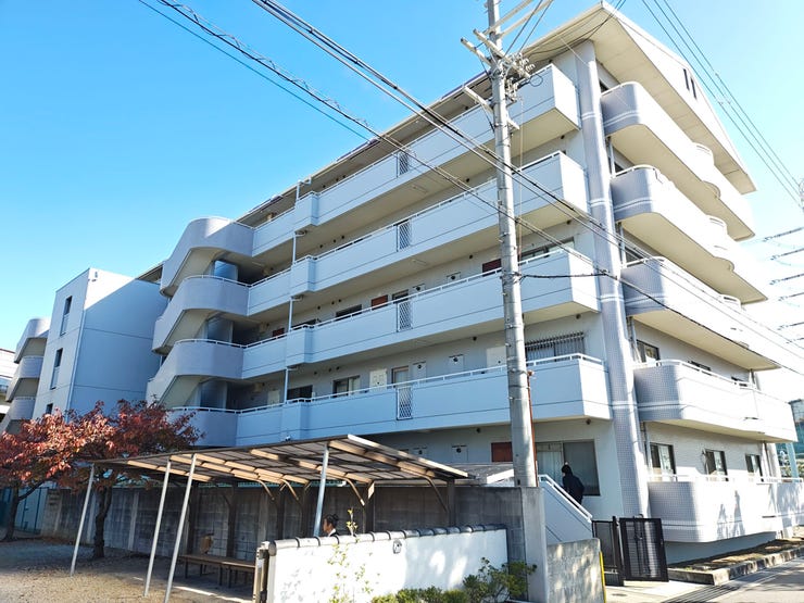 【外観】
住まいとしての安心感を与える、端正で落ち着いた外観デザイン。初めて訪れる方にも好印象です。(撮影日:2025.11.10)