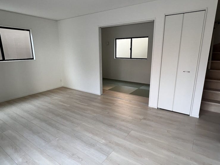 食品のストックなどを収納できるパントリー付きでキッチンがすっきりと片付きます。