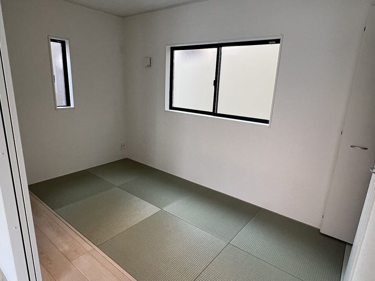 すぐ横になれる和室は、みんながほっと一息つける空間です。
リビング隣の和室は、趣ある安らぎ空間。来訪時や家事スペースとしても重宝します。