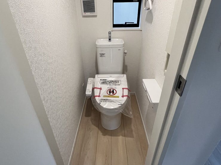 1Fトイレ。窓付き