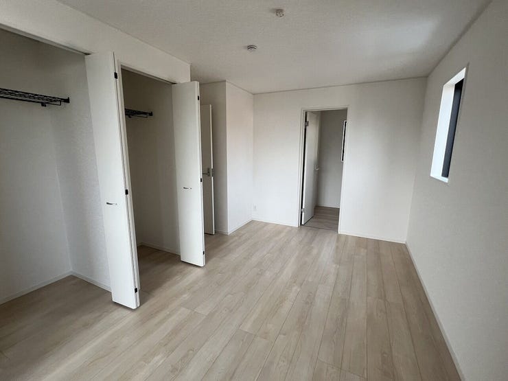 洋室8帖。収納もたっぷり