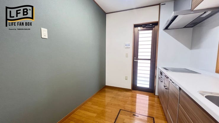 キッチン背面には濃いグリーン調のアクセントクロスを採用!おしゃれ上級者な雰囲気がありますね☆