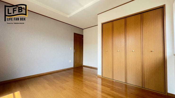 落ち着いたグレー調のアクセントクロスがおしゃれな洋室です!