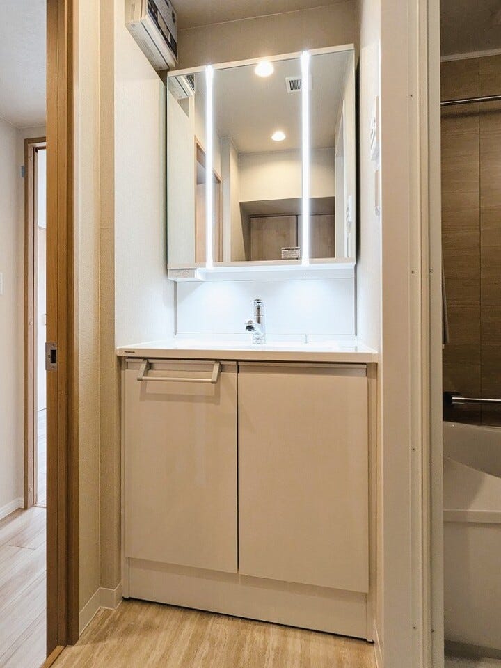 【洗面台】
一日の始まりは洗面所から。さぁ顔を洗って気合を入れよう(^^♪