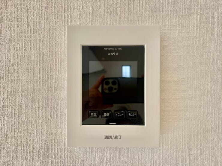 ◇TVモニター付インターホン◇
TVモニターで訪問者を確認してから会話することができますので、安心して対応していただけます。また、姿を見られたくない空き巣や不審者が嫌がるため防犯効果も高まります。