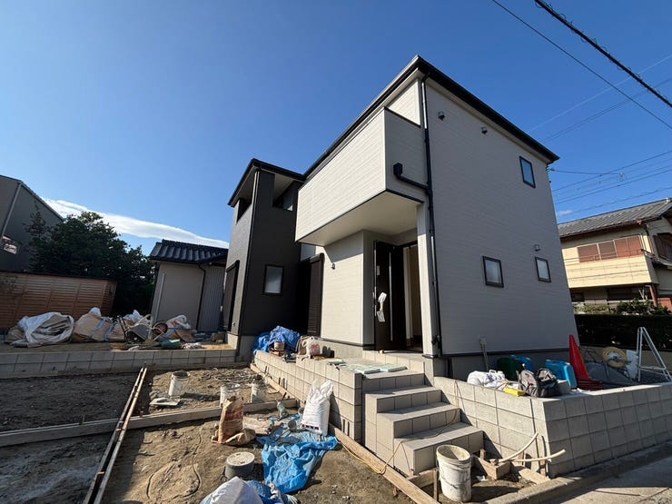 【外観】
周囲は静かで落ち着いた住宅地に位置し、人気の角地な為、風通し良好!!