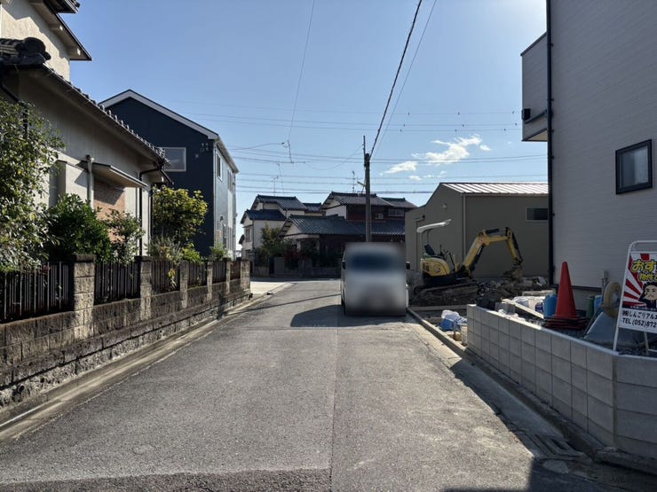 東側道路 幅員約5.2m、間口10.31mあるので、車の出し入れもラクラクです♪