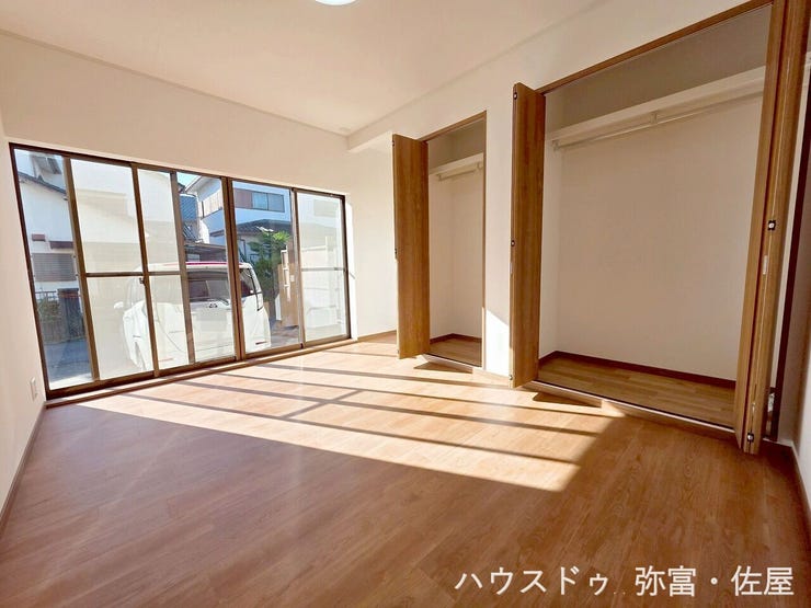 1階南西側洋室☆大きな窓が有り、明るい日差しが差し込みます(^^)