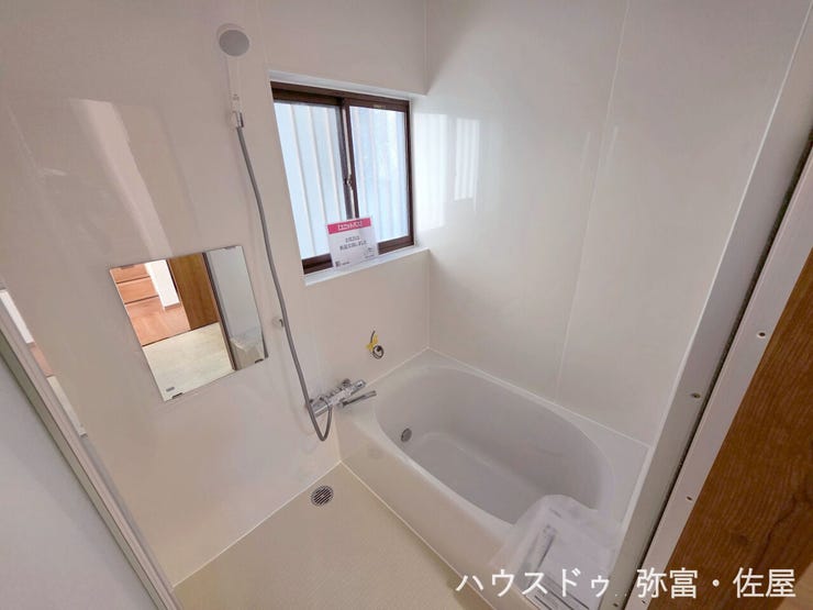 窓付きのバスルームは採光もあり明るく気持ちの良い空間です♪窓があることで換気環境も良好(^^)