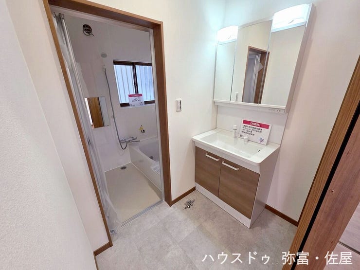 シャワー付洗面化粧台♪ミラー扉の内側が収納スペースになっています!!