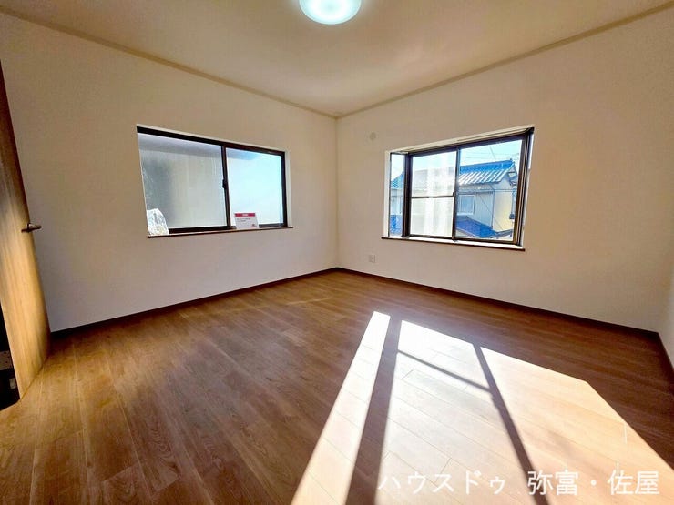 2階南東側洋室☆通風・採光に優れた心地良い空間です(^^)