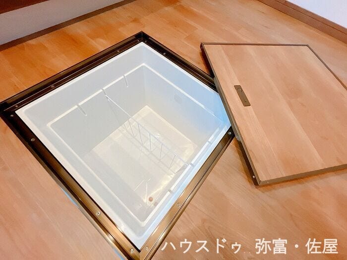 床下収納付!調味料や缶詰など、普段使わないものを床の下に収納できるスペースを設けました♪