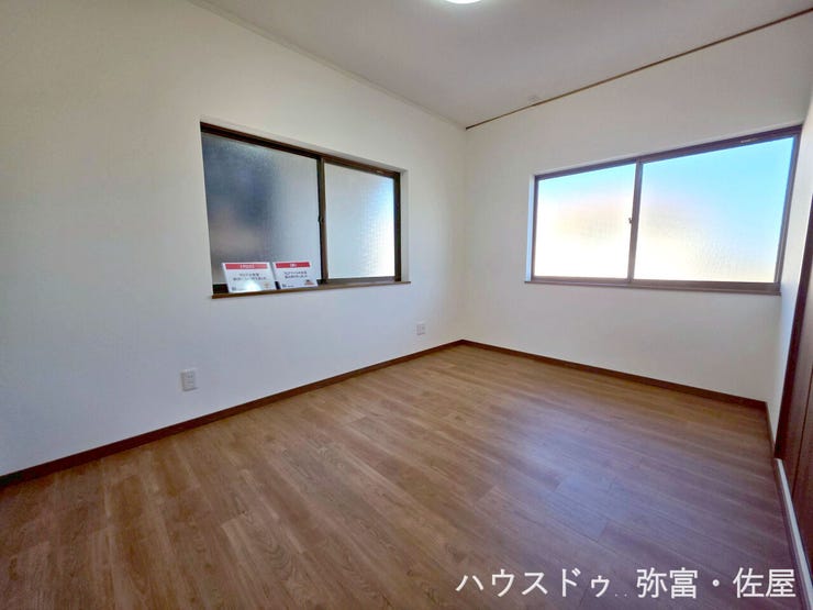 2面採光を確保した北西側洋室は、風通しも良く居心地の良い空間です♪