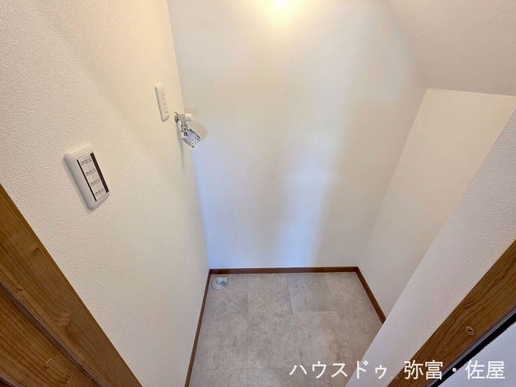 階段下に洗濯機置き場があります♪