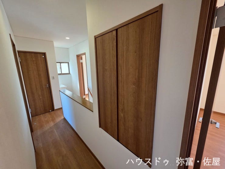 2階廊下に収納有り!掃除道具など片付けられます♪
