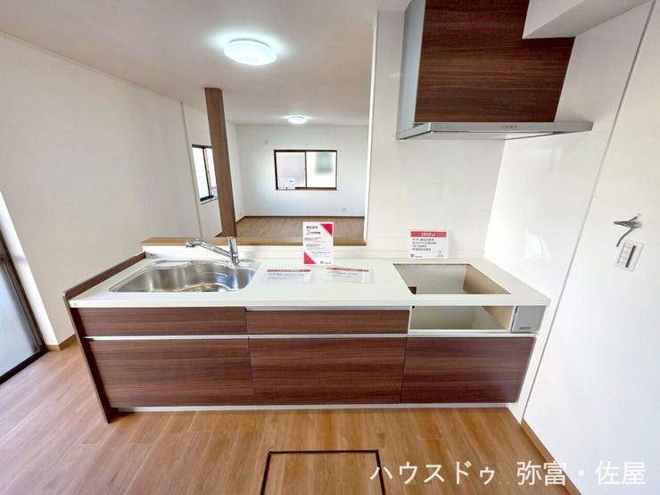 収納付のシステムキッチン!!小物から背の高いものまで、すっきり、たっぷり収納できます♪