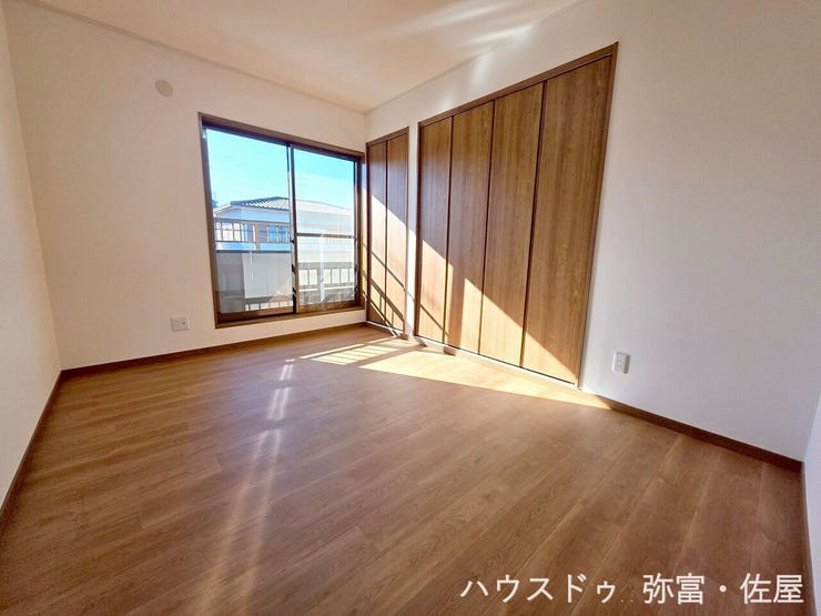 バルコニーに面した明るい洋室!