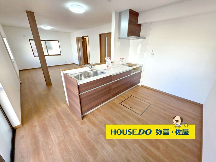 【リビング】
家族とコミュニケーションが取れるのが対面キッチンの魅力です♪小さなお子様がいるご家庭はリビングへ目が届くので安心ですね(^^)