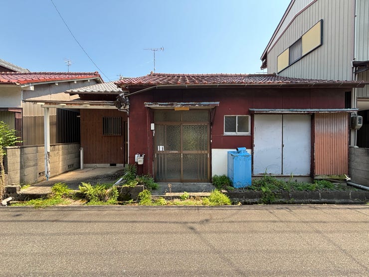 【外観】
◆敷地面積34.38坪! 解体更地渡し
◆建築条件無しの為、お好きな建築会社で建てられます♪