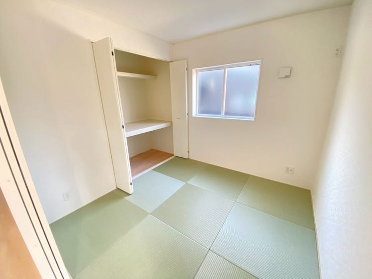 和室には収納があり、お客様用の座布団やお子様のおもちゃ等の収納が可能です。