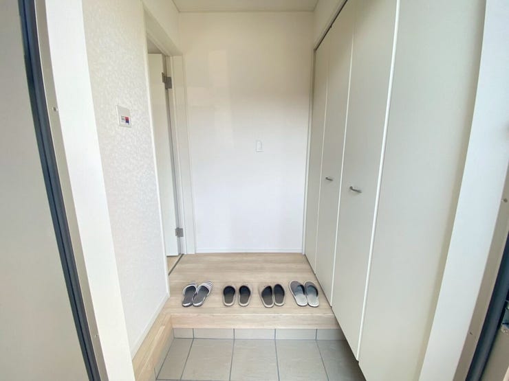 玄関に収納がございます。通勤や通学で必要なものも収納できそうです。