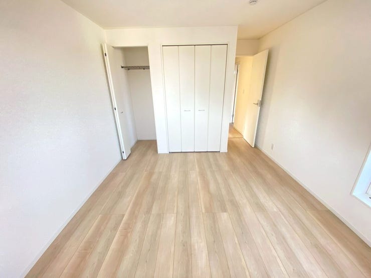 2階7.5畳の洋室です。ご夫婦の主寝室としてご使用いただけます。クローゼットが2か所ございます。バルコニーに出ることが可能です。