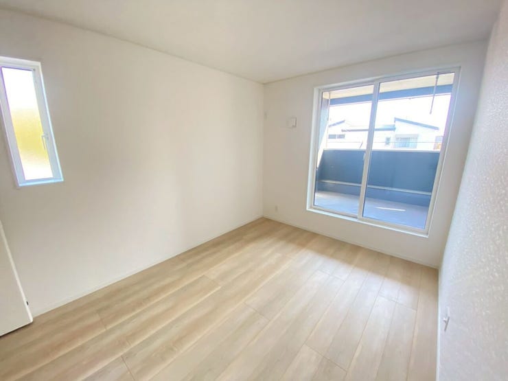 2階6畳の洋室です。バルコニーに直接出ることが可能なお部屋です。