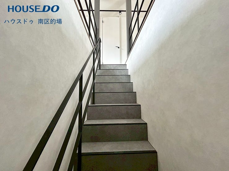 玄関からリビングへの階段