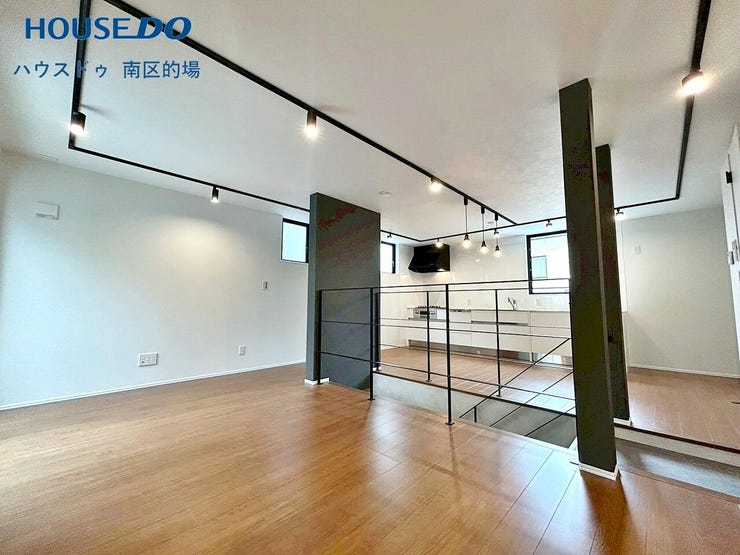 【リビング】
リビングは大きな窓から受ける日差しでぬくもりを感じる優しい空間。