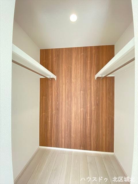 WIC
スーツケースなども置ける広さでたっぷり収納可能。両側にハンガーポールがあり、ご夫婦分のお洋服もしまえそうですね。