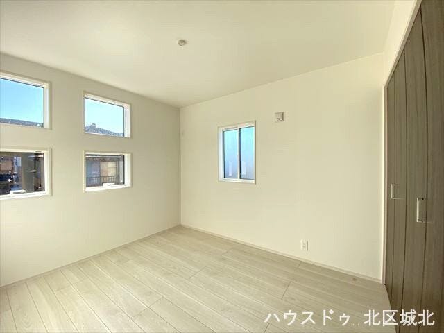 南側5.2帖洋室
南・西の2面採光で窓が多く、光を取り込んで明るく過ごせそうですね◎