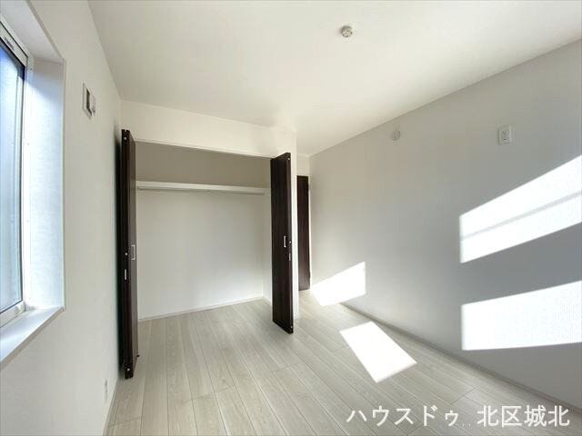 クローゼットはハンガーポール・枕棚付き。枕棚には鞄や帽子などの小物も整頓して置けますね。