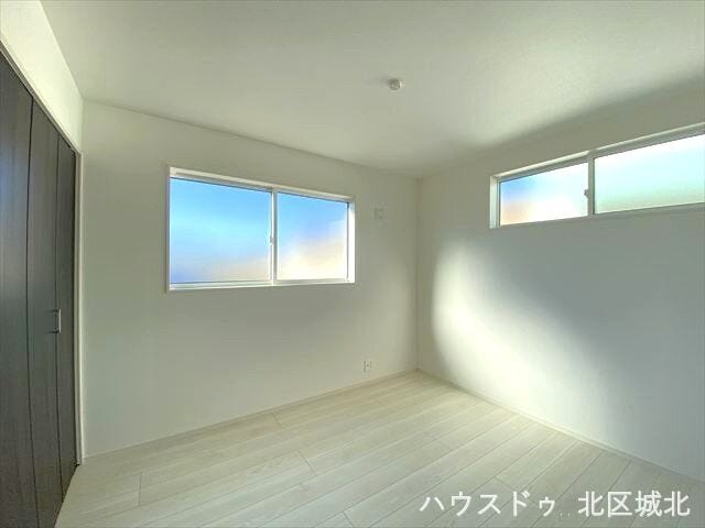 北側5.2帖洋室
西・北の2面採光で採光を確保し、風通し良好です。寝室や趣味の部屋、来客部屋としてもご利用いただけます♪