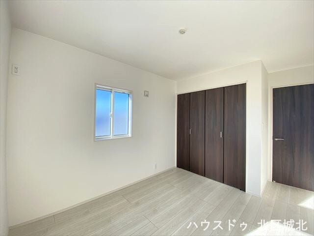 寝室や書斎、お子さまの部屋としてもお使いいただけます。隣にはトイレが配置されており、生活しやすいのもポイントです。