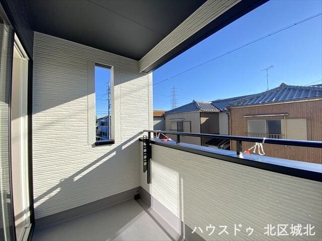 南向きで陽当たりが良く、急な雨の際は屋根があるので濡れにくくて安心です。低い位置に物干し竿を掛けられるので、洗濯物も干しやすいですね。