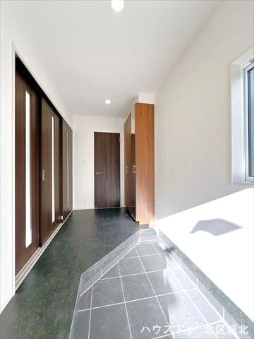 天井近くまである玄関収納付きで、ご家族分の靴もしっかりしまえますね。間口が広いのでご家族でお出かけする際も混雑を防げそうですね◎