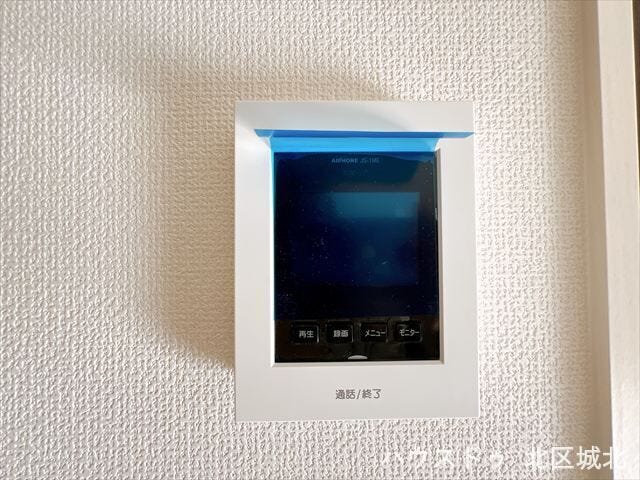 モニター付きインターホン
訪問者の顔が見えて安心ですね。玄関先まで行かずにこちらから対応できます。