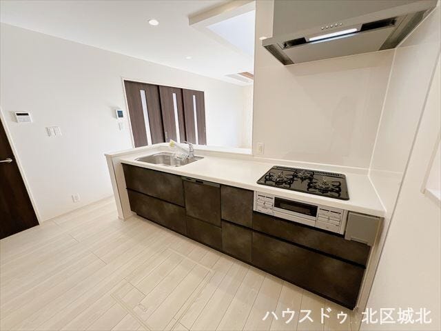 コンロは3口あり、同時にお鍋2つとフライパンなどを火にかけられるので忙しい時も時短になりますね。