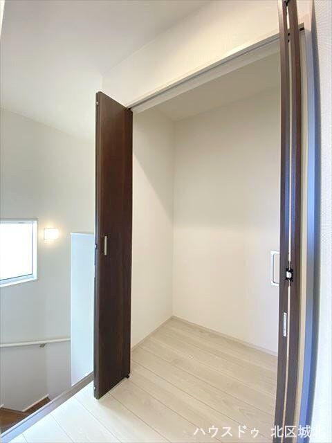 2階廊下収納
掃除道具やストック品、居室に入りきらなかった荷物までしまっておけますね。