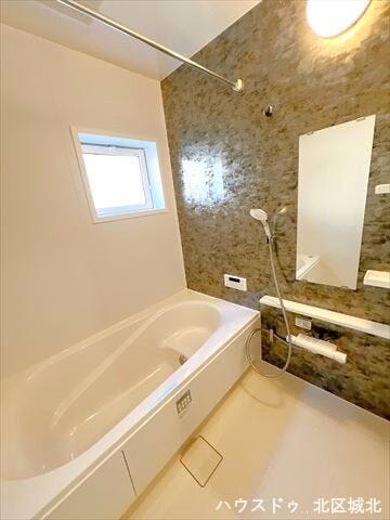 落ち着いておりおしゃれな化粧パネルを採用。ベンチタイプのバスタブで、小さなお子さまも入りやすいですね。