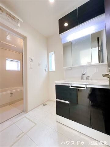 ライト付きの3面鏡で見やすく、お肌の手入れや身支度も捗ります。鏡裏に収納も豊富で使いやすいですね。