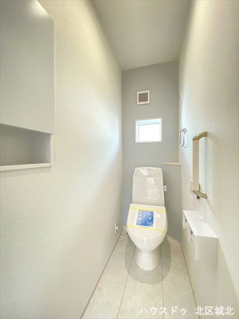 ニッチ収納には、インテリア小物などを飾って空間を演出できます♪手すり付きなので足腰が不安でもスムーズに利用できますね。