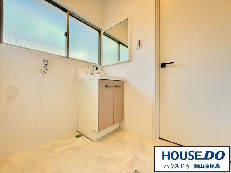 洗面スペースに窓があるので、朝の準備も明るい気分で出来ますね!湿気が溜まりやすい場所でもあるので、換気出来るのも嬉しいポイントです(^^)/