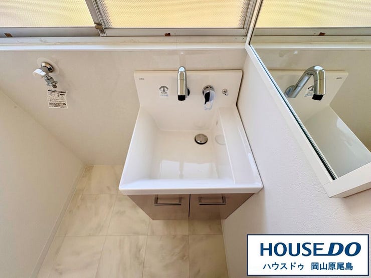 洗面脱衣所は、大きな鏡とシャンプードレッサーを完備!